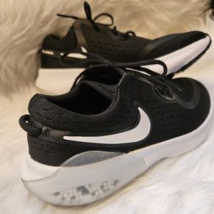 Young Boys Nike runner shoes